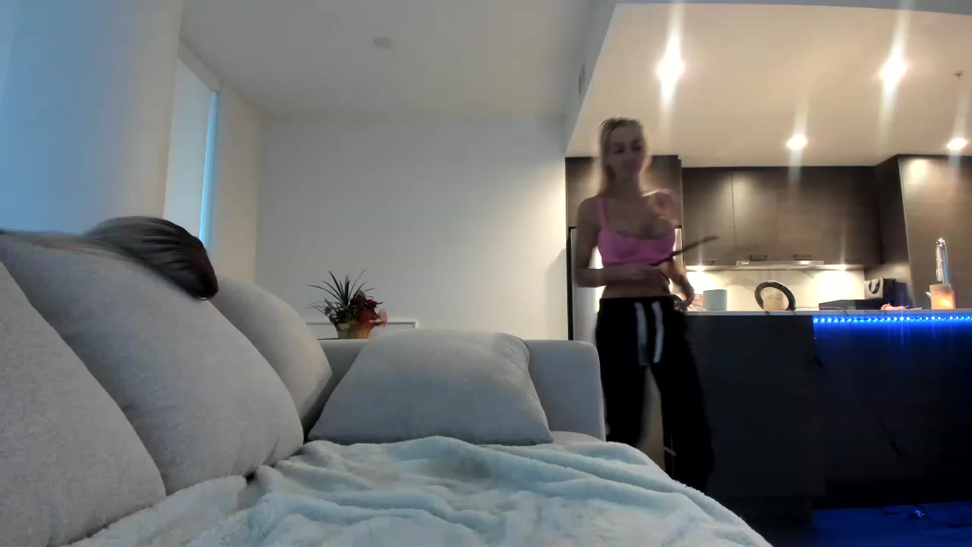Gallery image thumbnail from Mollyboots's myfreecams stream on, 12/04/2022, 01:00 image 2 of 20