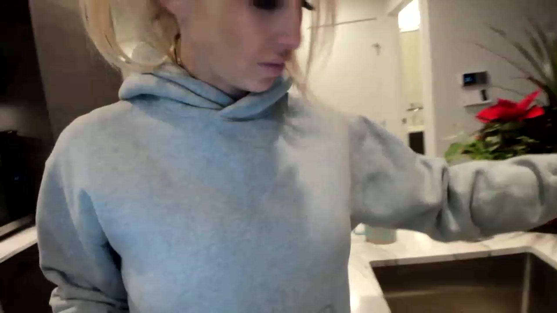 Gallery image thumbnail from Mollyboots's myfreecams stream on, 12/04/2022, 06:09 image 11 of 20