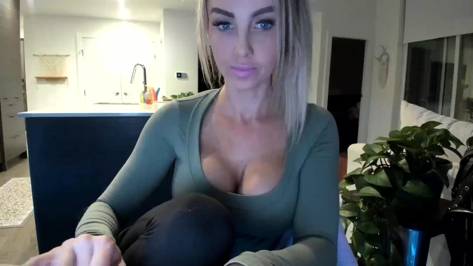Gallery image thumbnail from Mollyboots's myfreecams stream on, 10/16/2023, 04:27 image 16 of 20