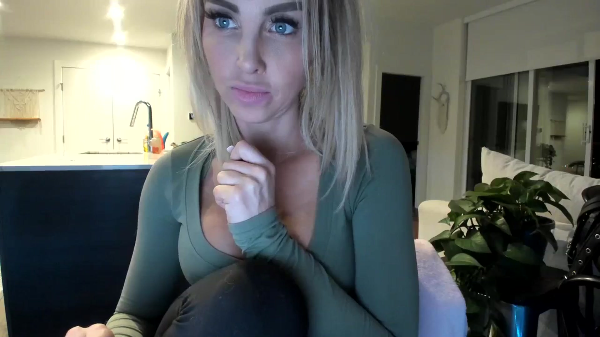 Gallery image thumbnail from Mollyboots's myfreecams stream on, 10/16/2023, 04:27 image 2 of 20