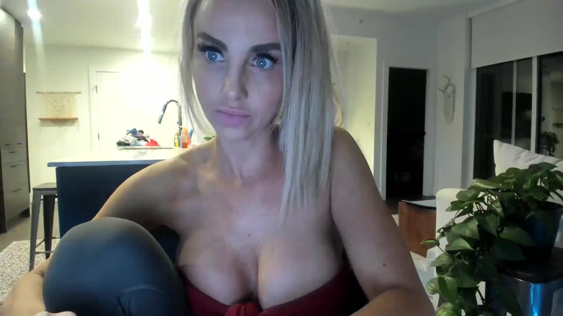 Gallery image thumbnail from Mollyboots's myfreecams stream on, 10/20/2023, 03:13 image 6 of 20