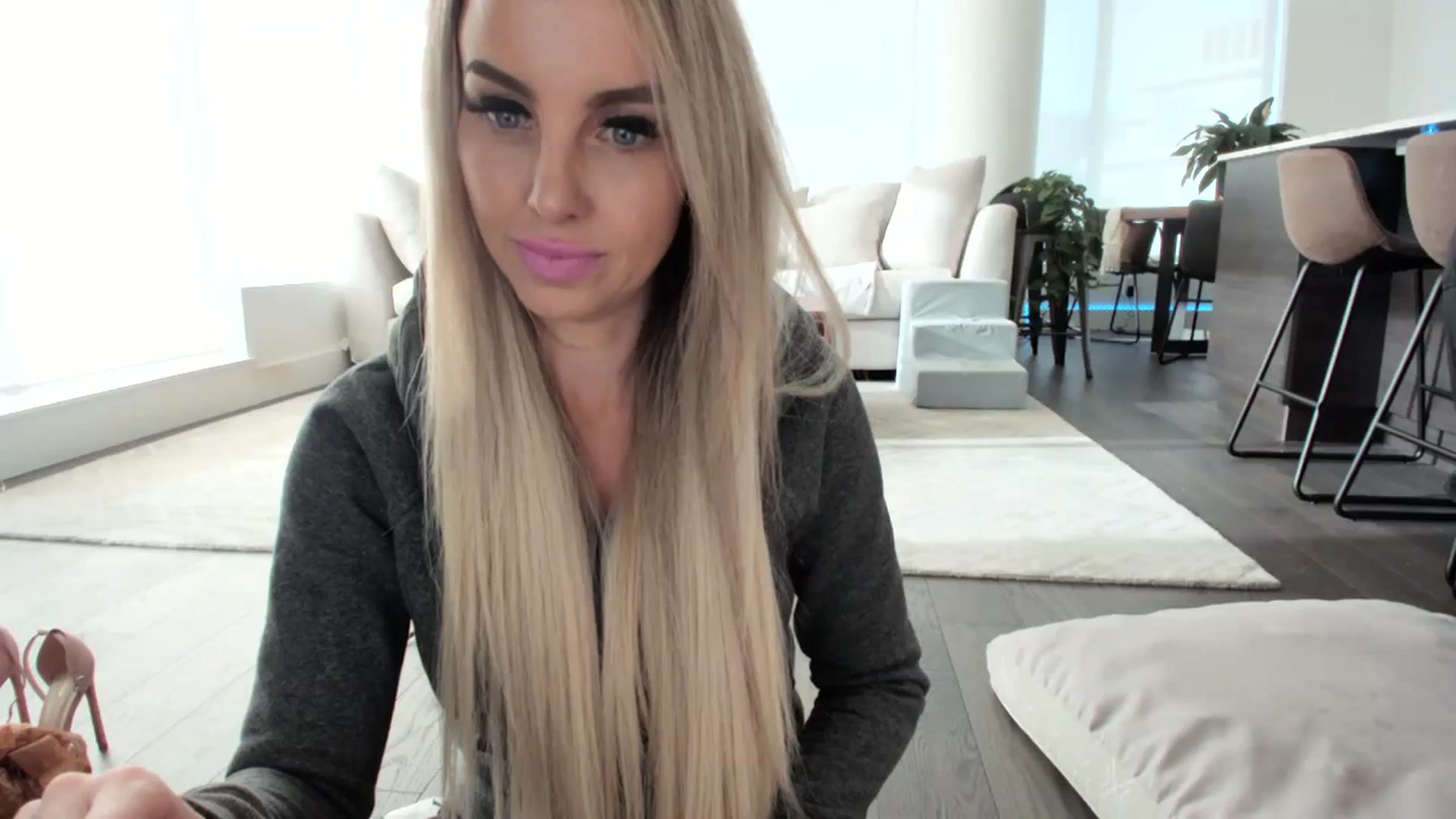 Gallery image thumbnail from Mollyboots's myfreecams stream on, 11/14/2023, 21:07 image 4 of 20