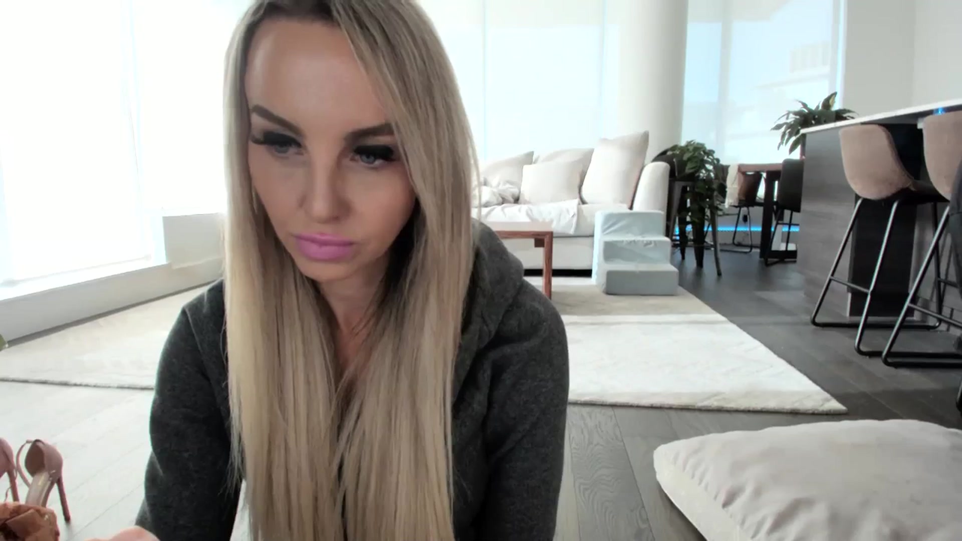 Gallery image thumbnail from Mollyboots's myfreecams stream on, 11/14/2023, 21:07 image 14 of 20