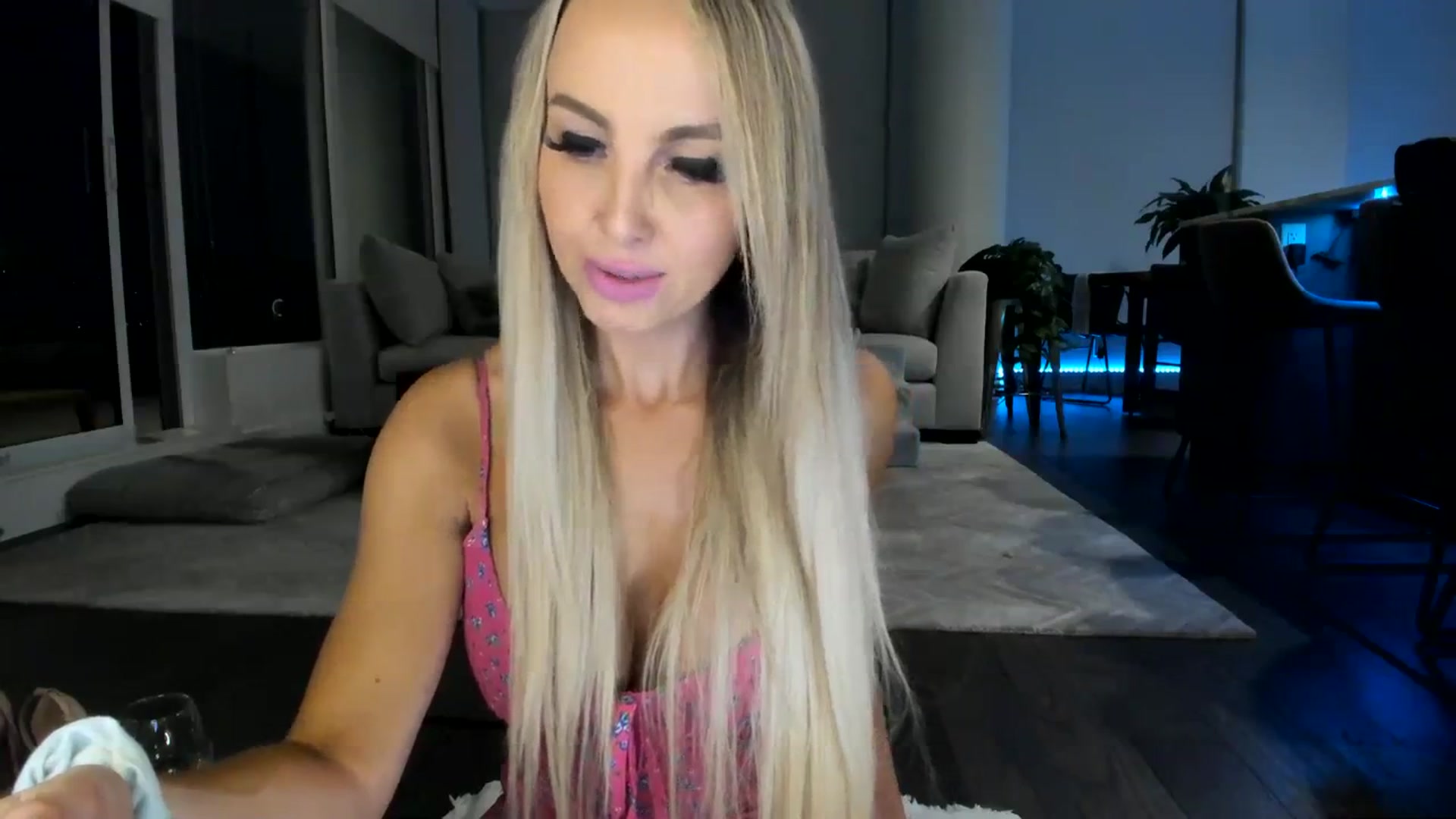 Gallery image thumbnail from Mollyboots's myfreecams stream on, 11/15/2023, 03:37 image 6 of 20