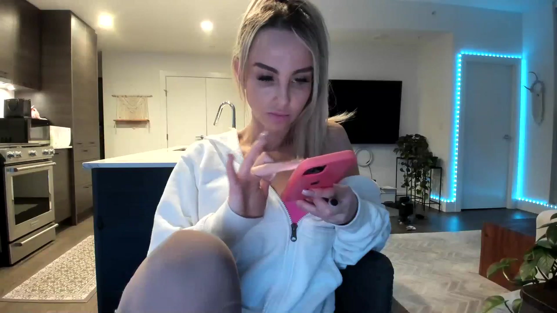 Gallery image thumbnail from Mollyboots's myfreecams stream on, 11/21/2023, 04:05 image 5 of 20