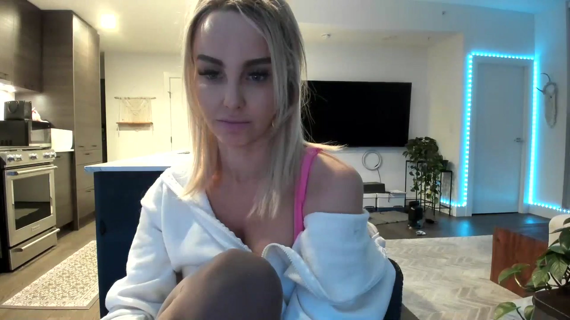 Gallery image thumbnail from Mollyboots's myfreecams stream on, 11/21/2023, 04:05 image 6 of 20