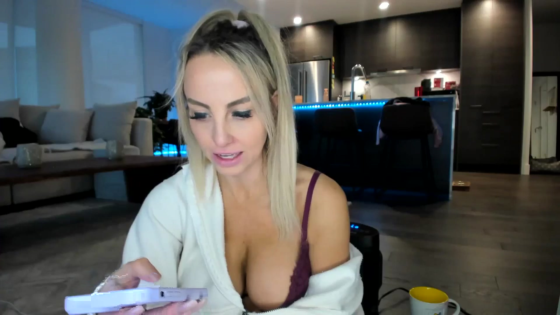 Gallery image thumbnail from Mollyboots's myfreecams stream on, 12/04/2023, 23:25 image 18 of 20