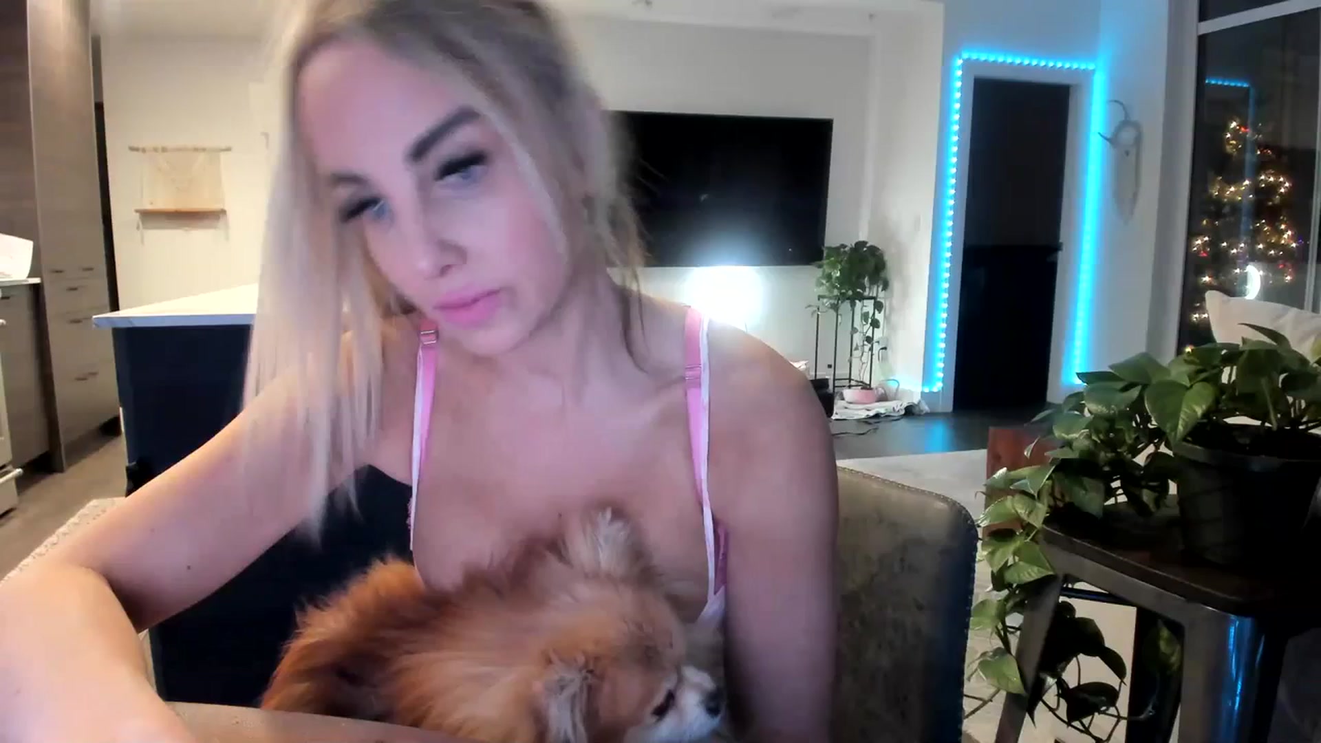 Gallery image thumbnail from Mollyboots's myfreecams stream on, 12/20/2023, 04:45 image 10 of 20