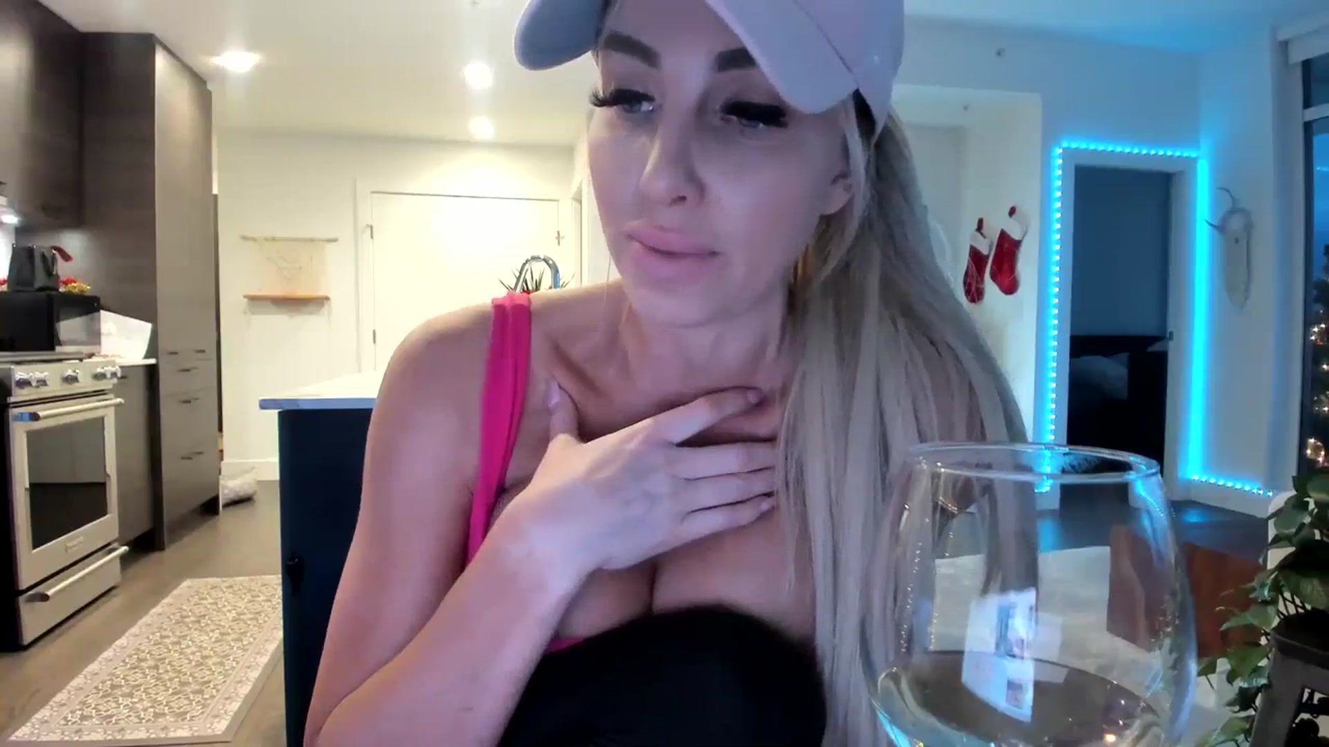 Gallery image thumbnail from Mollyboots's myfreecams stream on, 12/22/2023, 24:16 image 13 of 20