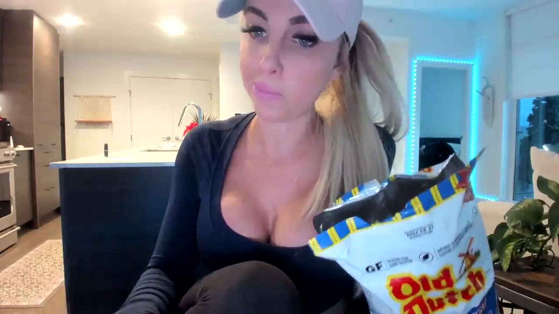 Gallery image thumbnail from Mollyboots's myfreecams stream on, 01/02/2024, 24:02 image 19 of 20