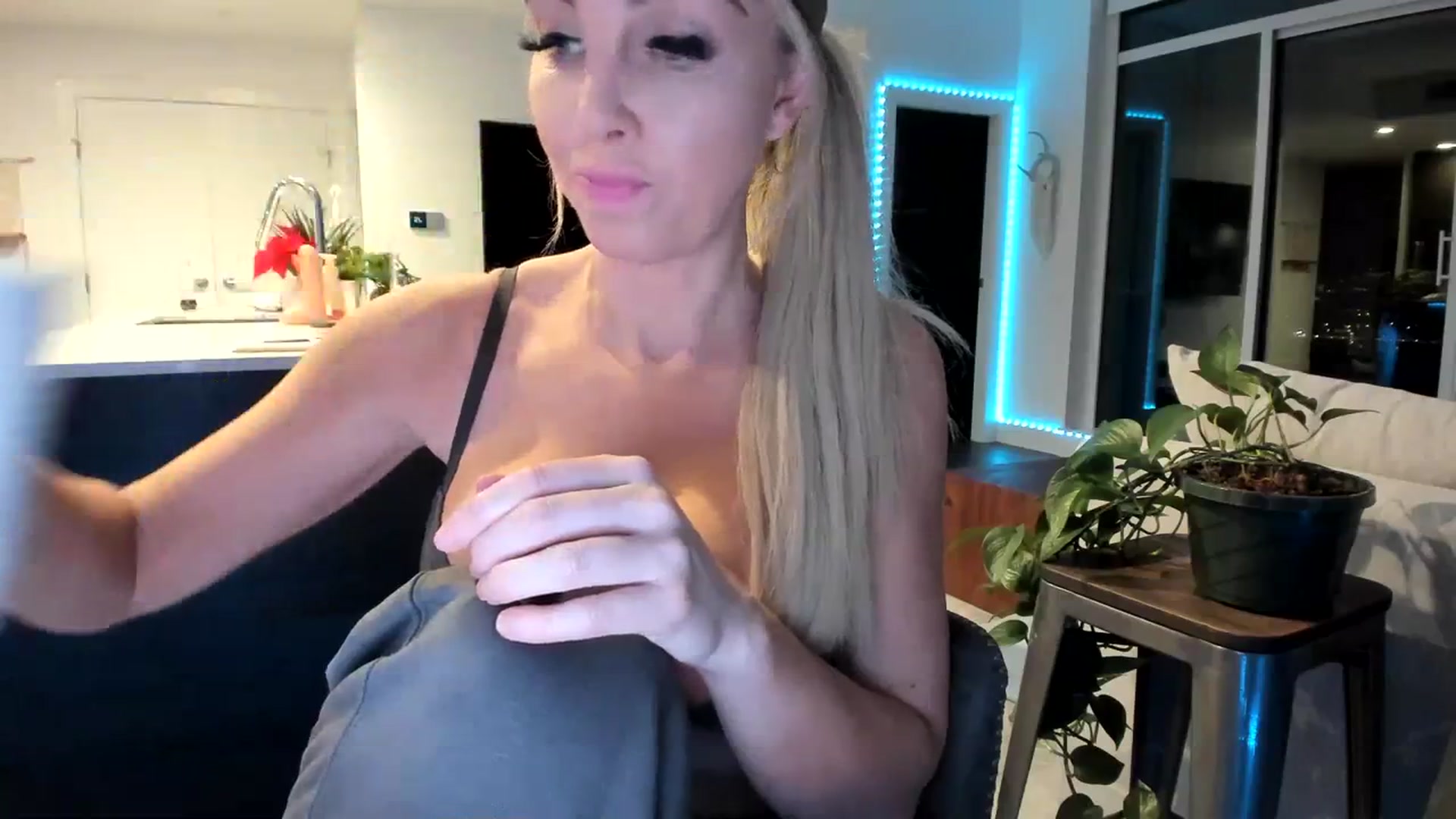 Gallery image thumbnail from Mollyboots's myfreecams stream on, 01/11/2024, 03:19 image 7 of 20
