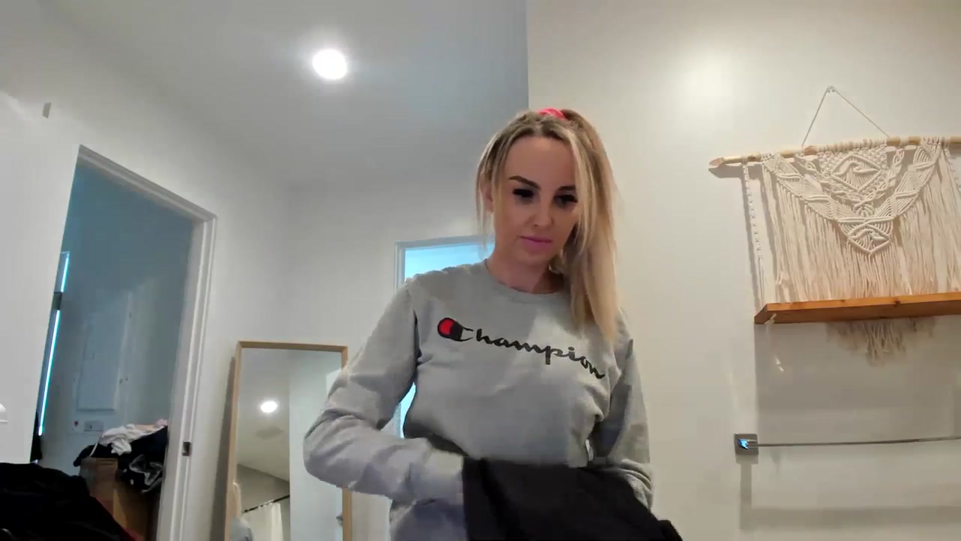 Gallery image thumbnail from Mollyboots's myfreecams stream on, 02/17/2024, 22:05 image 6 of 20