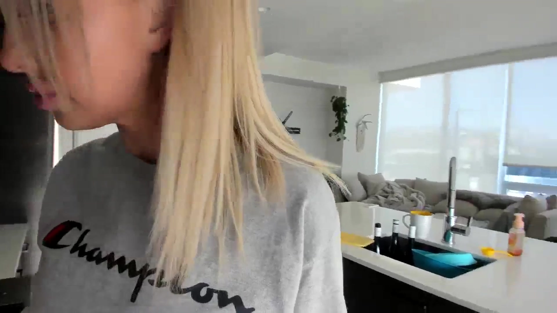 Gallery image thumbnail from Mollyboots's myfreecams stream on, 02/17/2024, 22:05 image 12 of 20