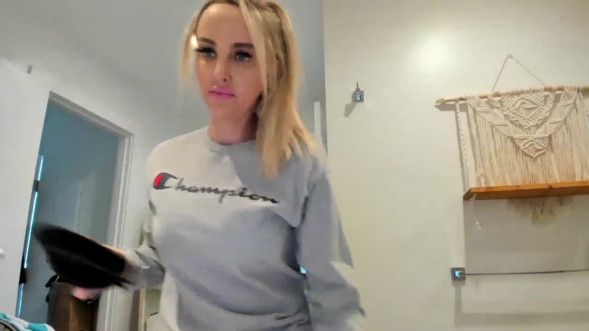 Gallery image thumbnail from Mollyboots's myfreecams stream on, 02/17/2024, 22:05 image 10 of 20