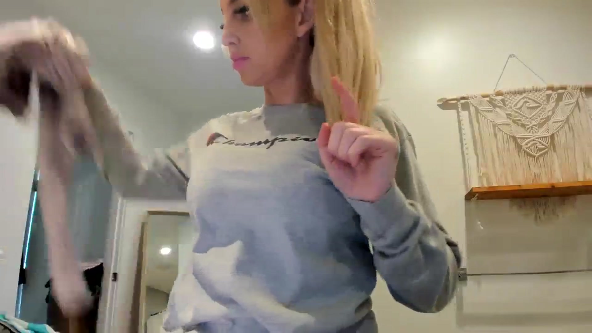 Gallery image thumbnail from Mollyboots's myfreecams stream on, 02/17/2024, 22:05 image 9 of 20
