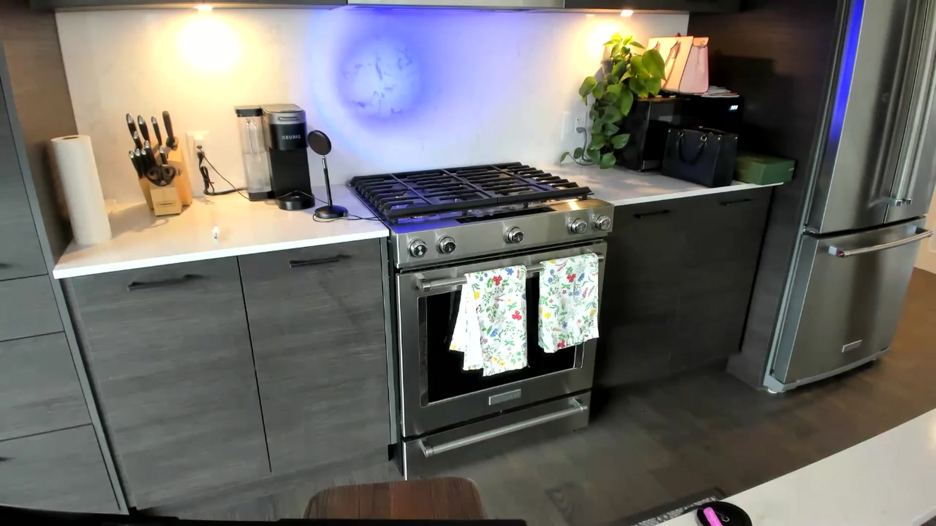 Gallery image thumbnail from Mollyboots's myfreecams stream on, 05/17/2024, 22:32 image 15 of 20