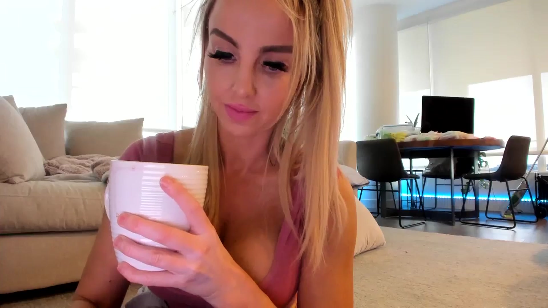 Gallery image thumbnail from Mollyboots's myfreecams stream on, 06/16/2024, 03:29 image 5 of 20