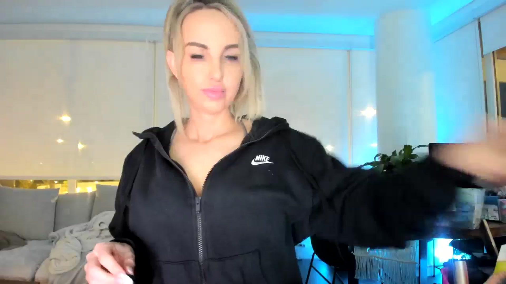 Gallery image thumbnail from Mollyboots's myfreecams stream on, 08/25/2024, 04:23 image 5 of 20
