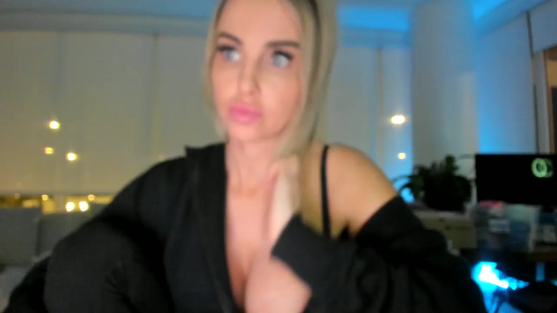 Gallery image thumbnail from Mollyboots's myfreecams stream on, 08/25/2024, 04:23 image 18 of 20