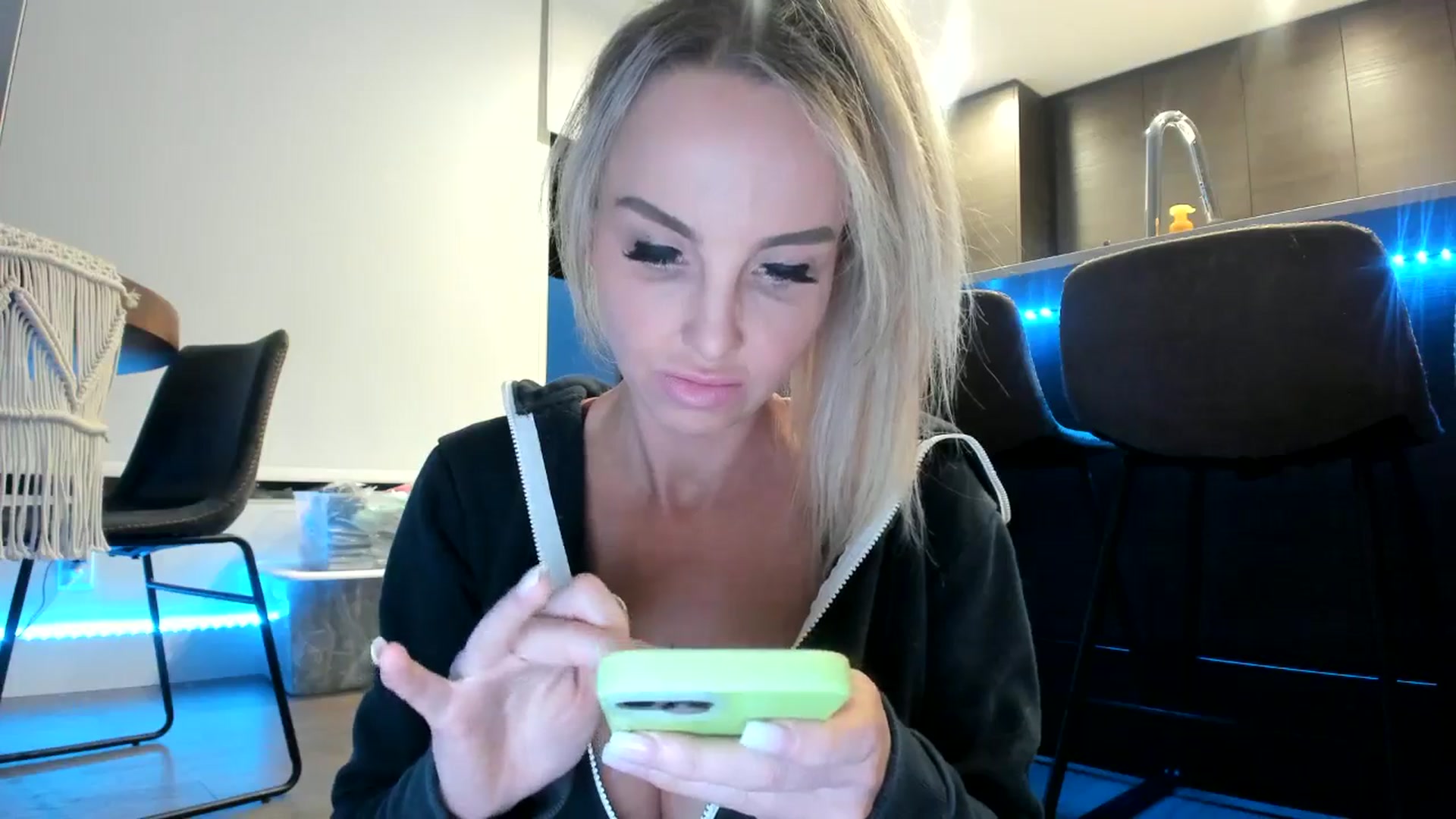 Gallery image thumbnail from Mollyboots's myfreecams stream on, 09/09/2024, 02:54 image 14 of 20