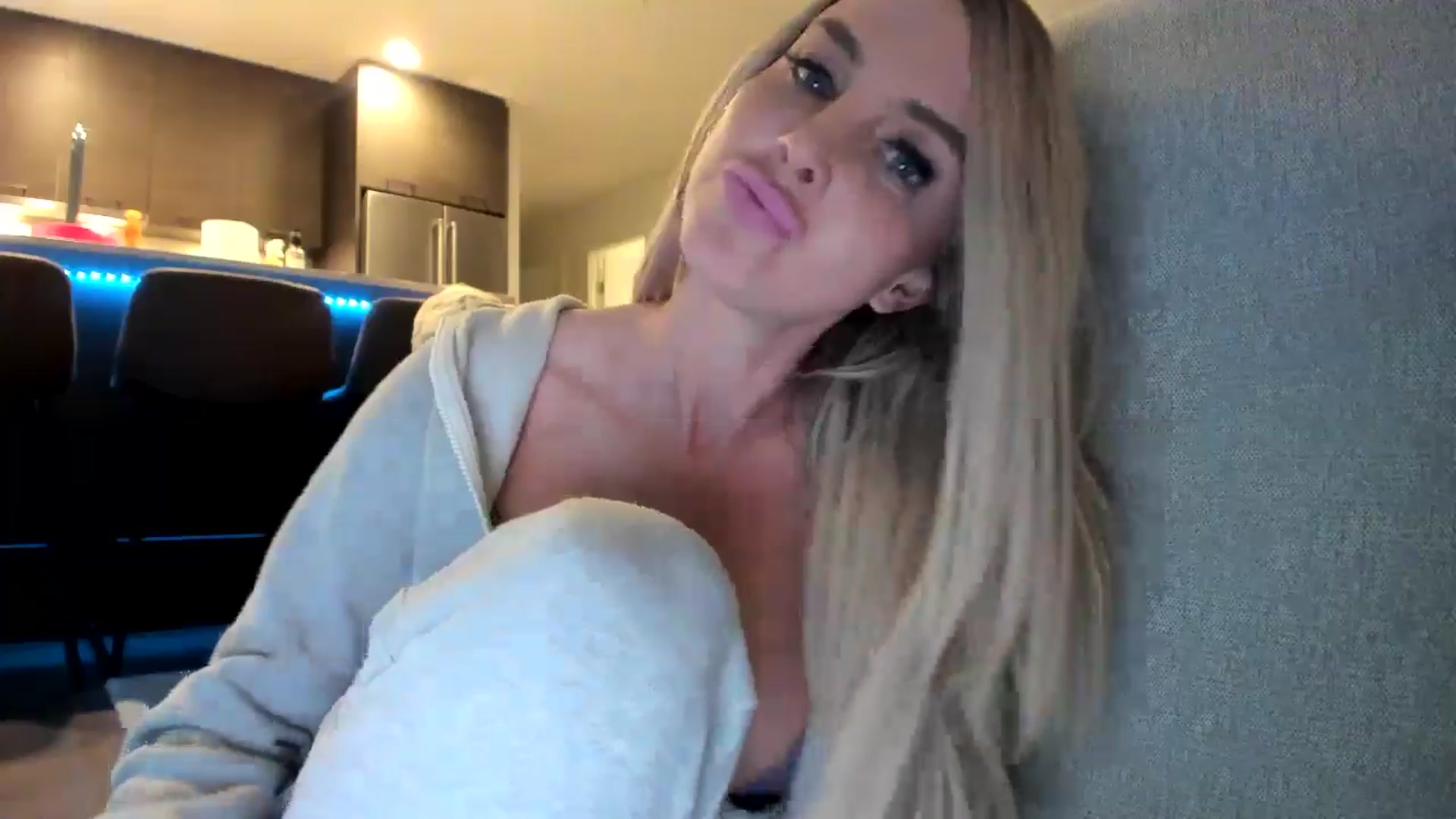Gallery image thumbnail from Mollyboots's myfreecams stream on, 10/08/2024, 03:59 image 15 of 20