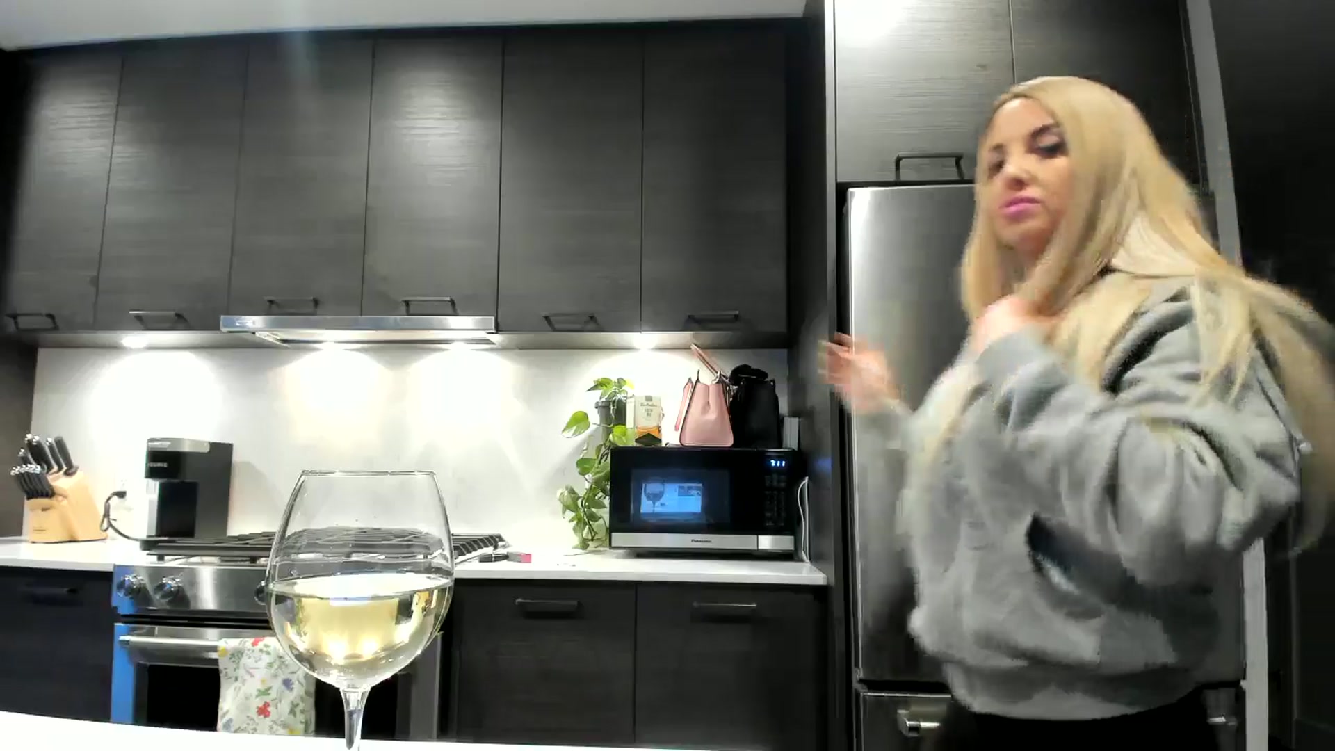 Gallery image thumbnail from Mollyboots's myfreecams stream on, 10/15/2024, 03:04 image 2 of 20