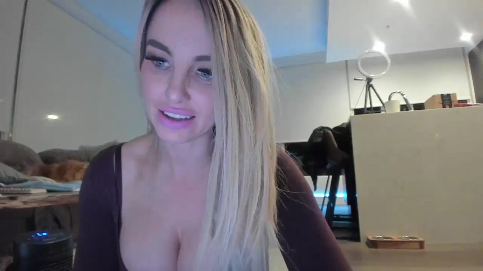 Gallery image thumbnail from Mollyboots's myfreecams stream on, 10/22/2024, 04:55 image 16 of 20