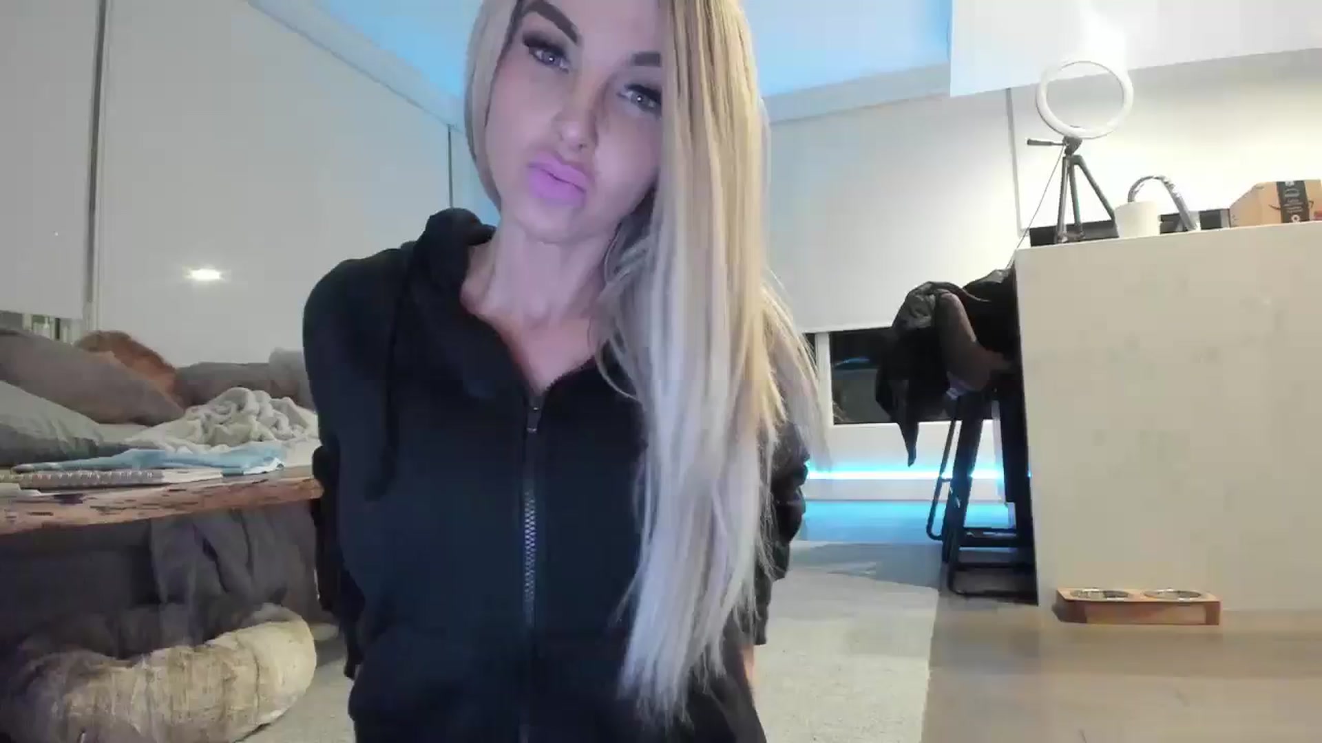 Gallery image thumbnail from Mollyboots's myfreecams stream on, 10/22/2024, 04:55 image 1 of 20