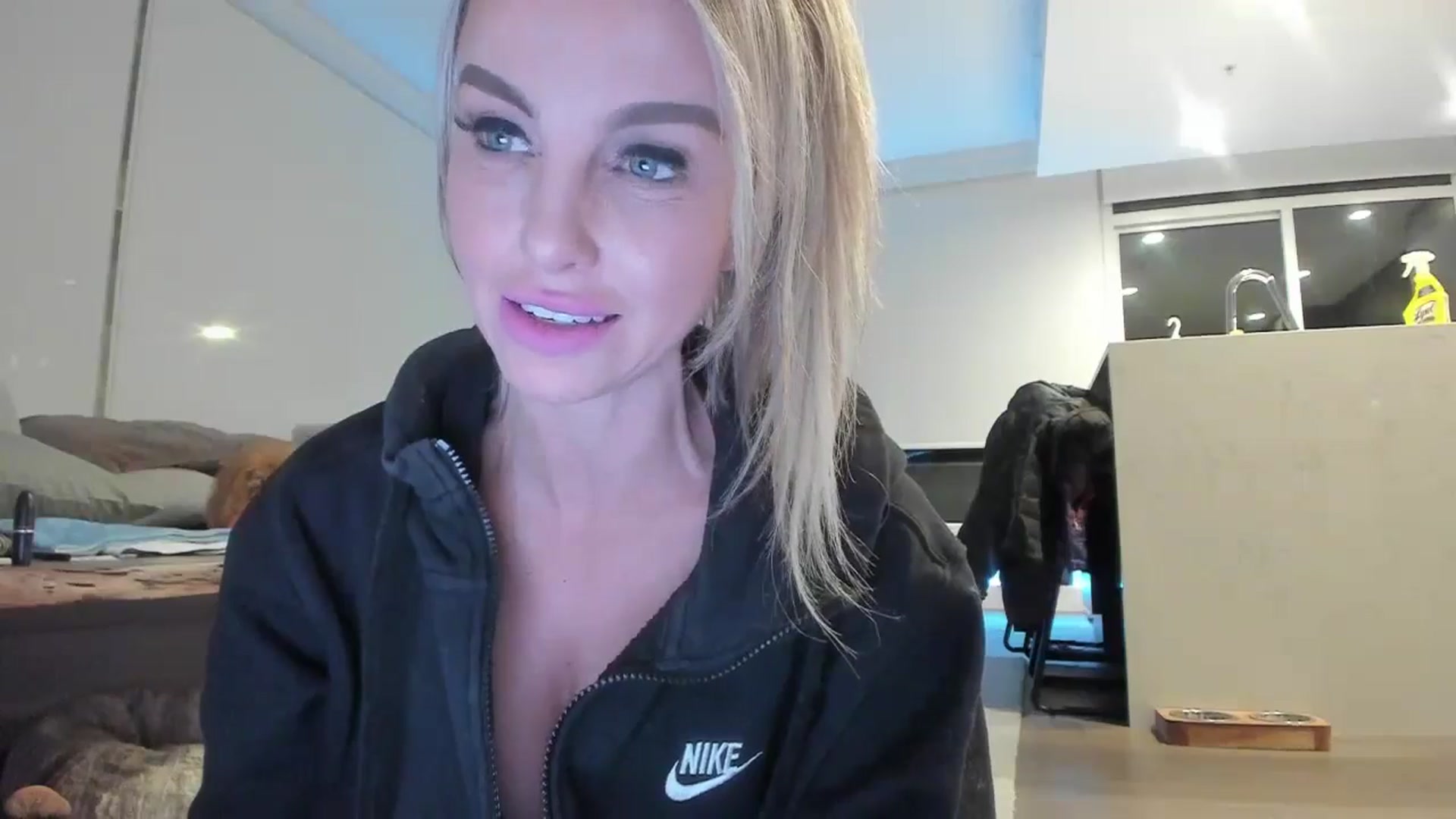 Gallery image thumbnail from Mollyboots's myfreecams stream on, 10/24/2024, 04:00 image 2 of 20