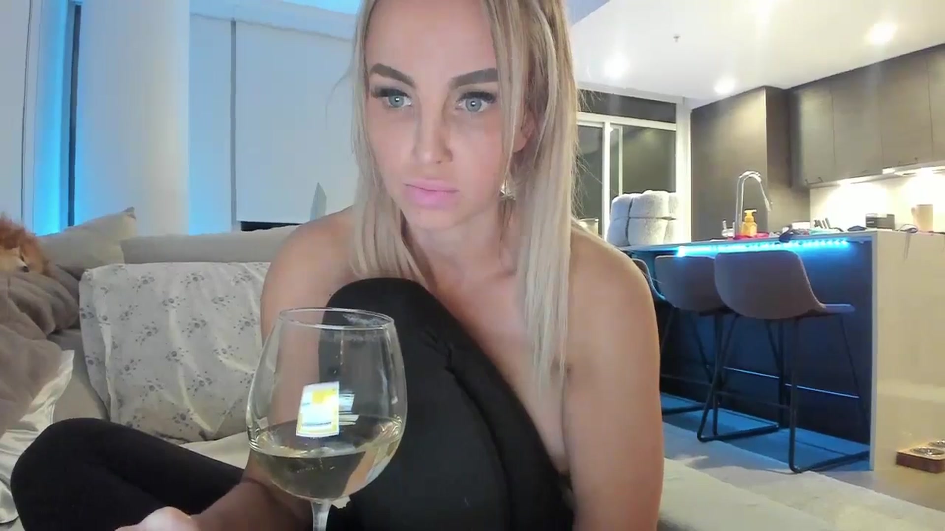 Gallery image thumbnail from Mollyboots's myfreecams stream on, 11/17/2024, 04:10 image 11 of 20