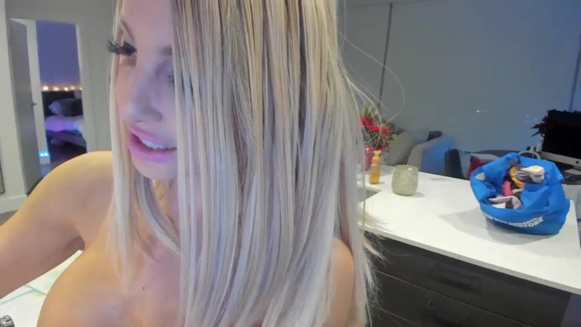 Gallery image thumbnail from Mollyboots's myfreecams stream on, 12/18/2024, 02:28 image 8 of 20