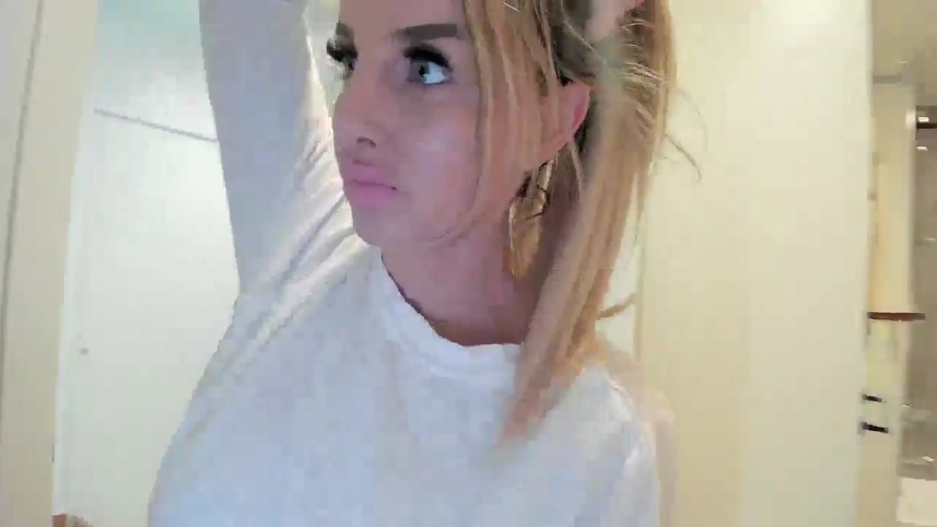 Gallery image thumbnail from Mollyboots's myfreecams stream on, 02/22/2025, 21:56 image 5 of 20
