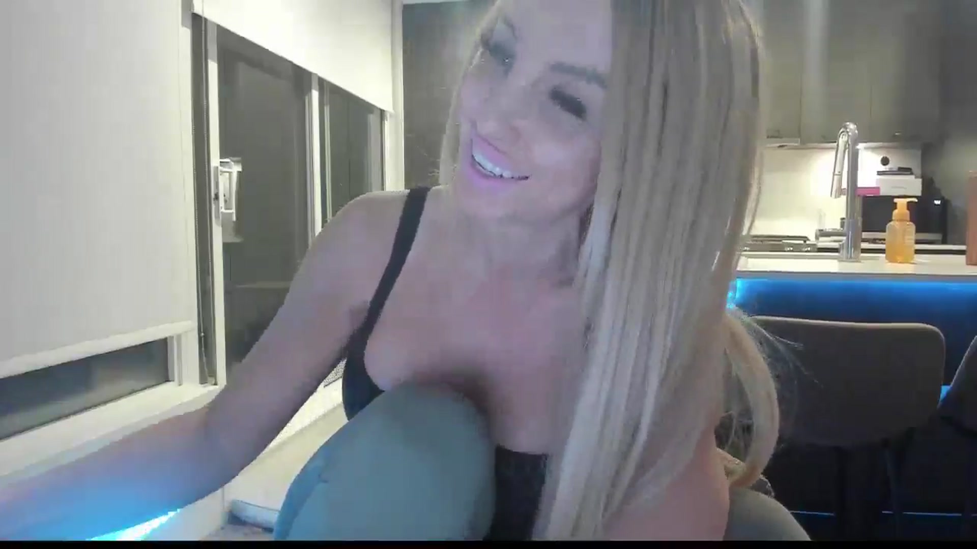Gallery image thumbnail from Mollyboots's myfreecams stream on, 03/03/2025, 03:58 image 10 of 20