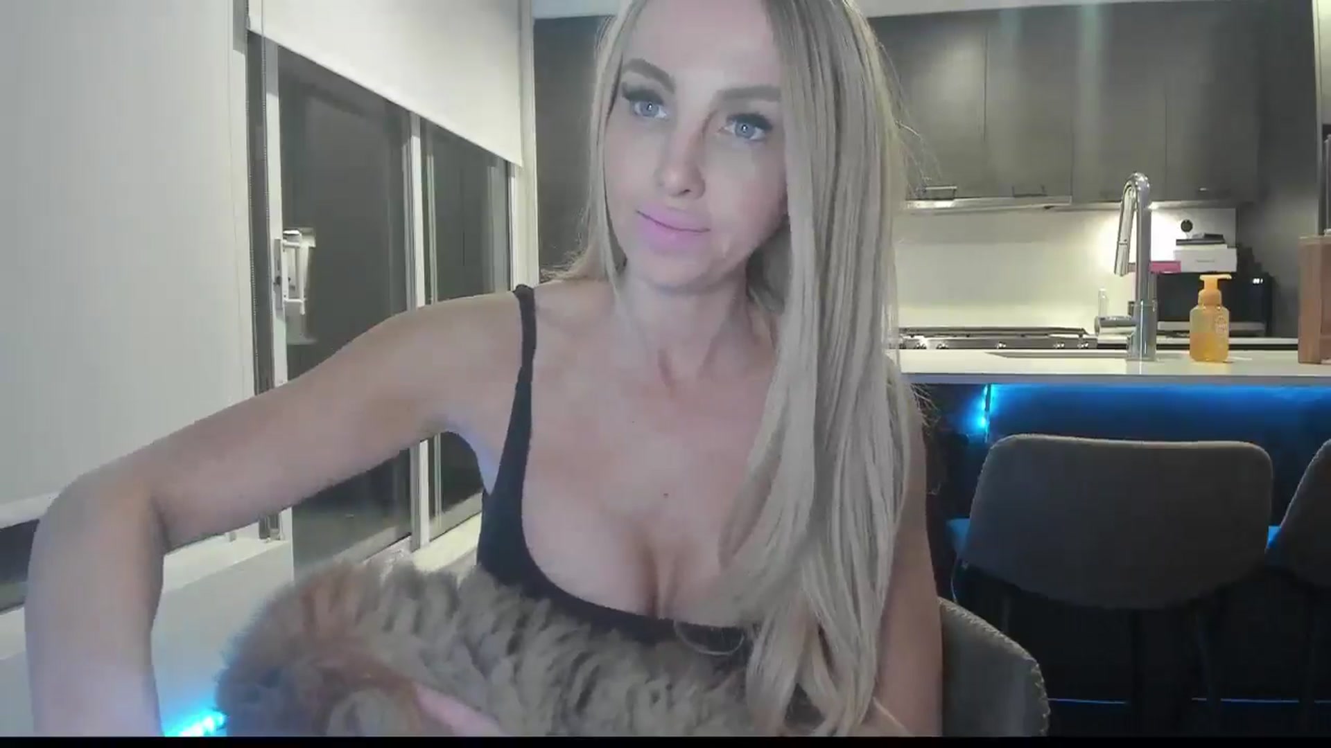 Gallery image thumbnail from Mollyboots's myfreecams stream on, 03/03/2025, 04:43 image 2 of 20