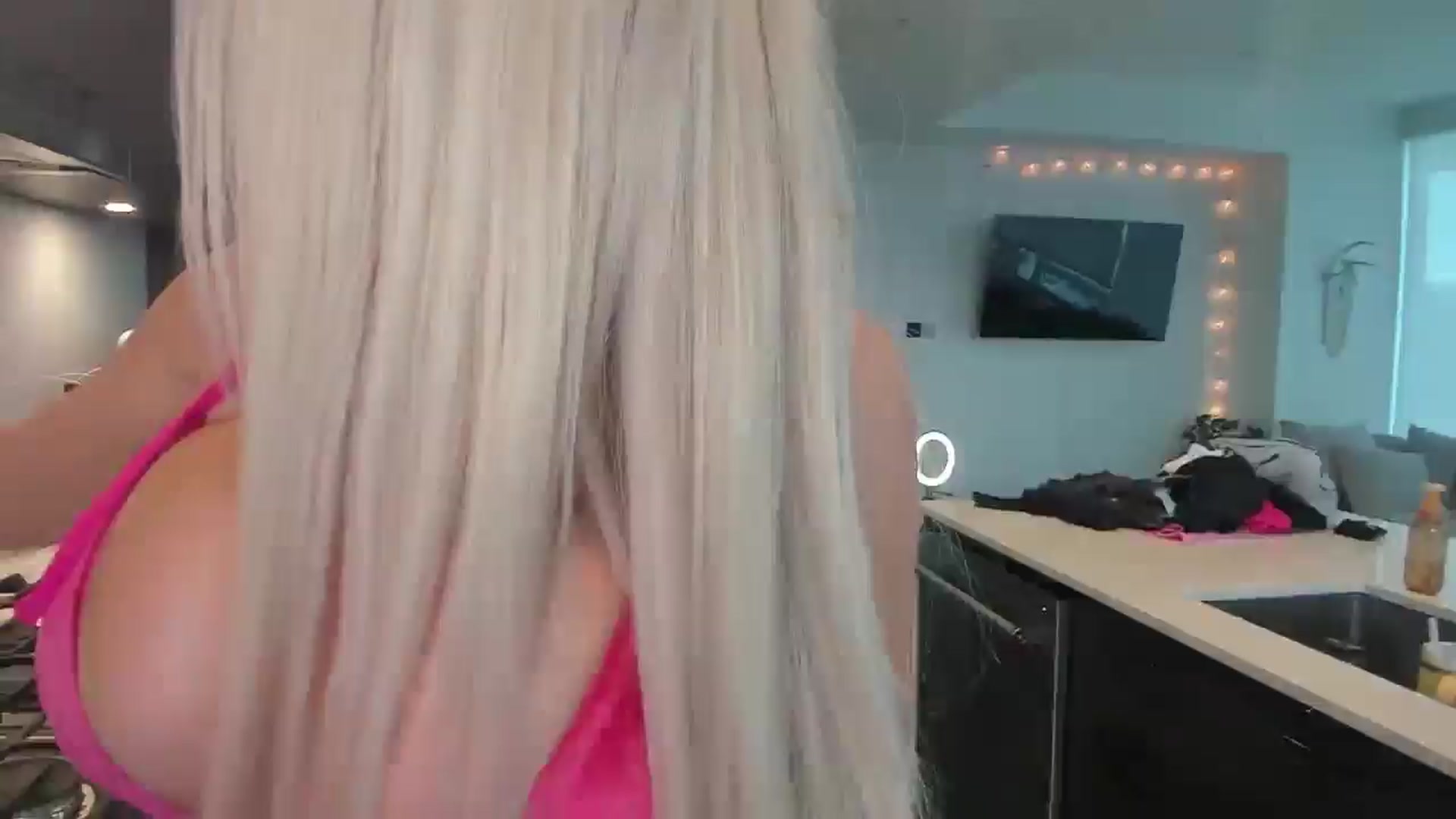 Gallery image thumbnail from Mollyboots's myfreecams stream on, 06/18/2025, 03:01 image 1 of 20