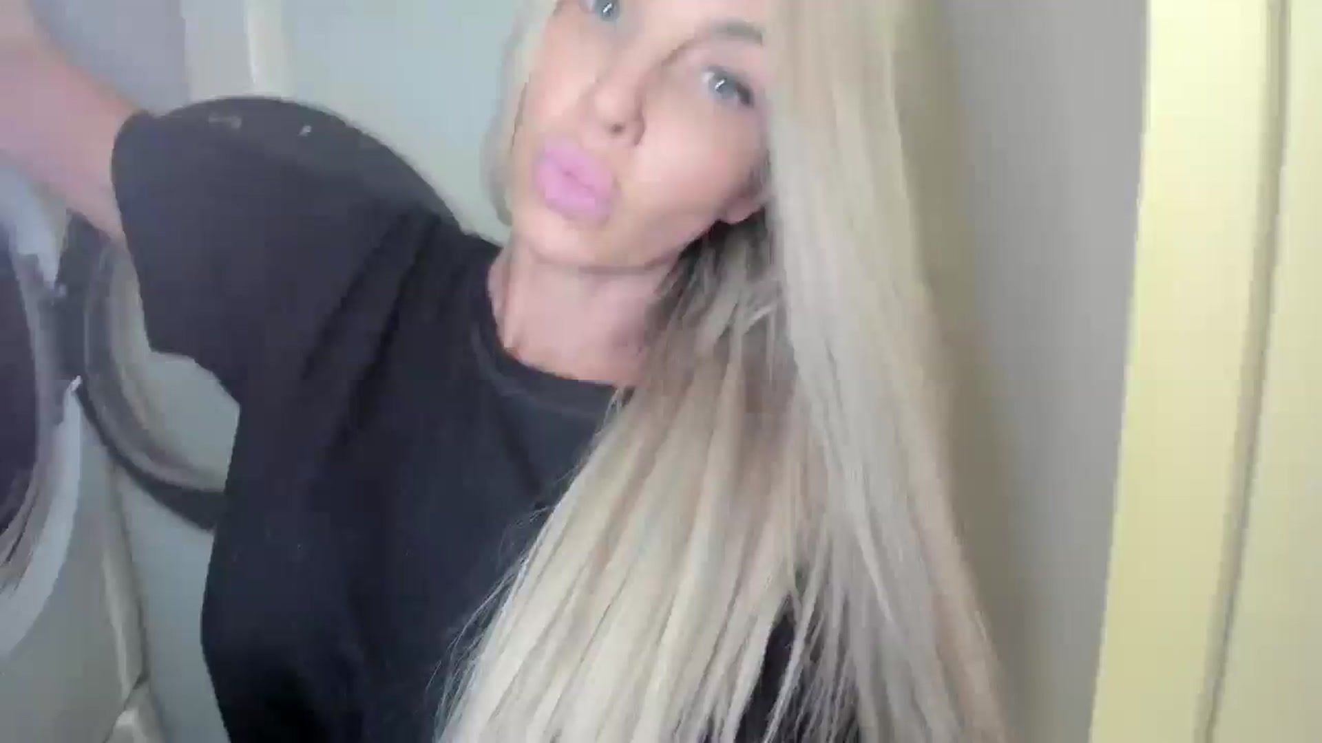 Gallery image thumbnail from Mollyboots's myfreecams stream on, 09/16/2025, 03:27 image 2 of 20