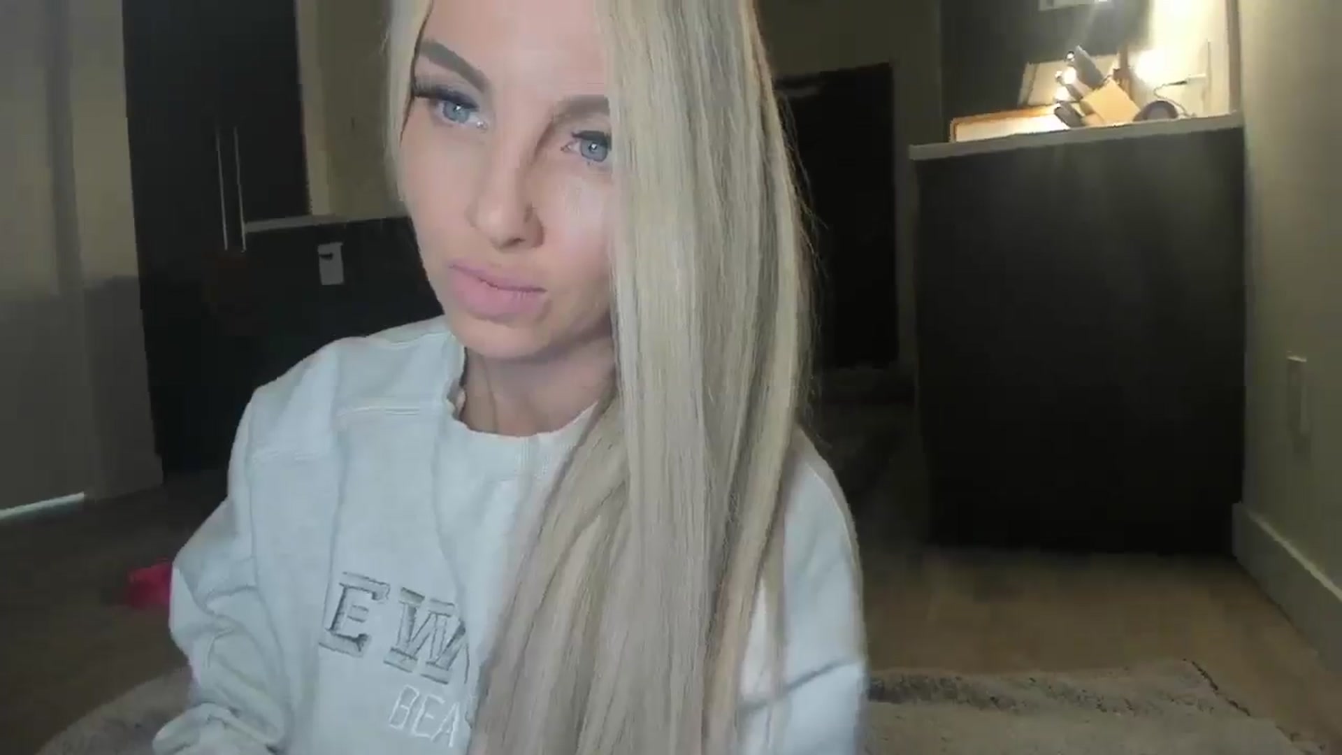 Gallery image thumbnail from Mollyboots's myfreecams stream on, 10/05/2025, 04:36 image 4 of 20