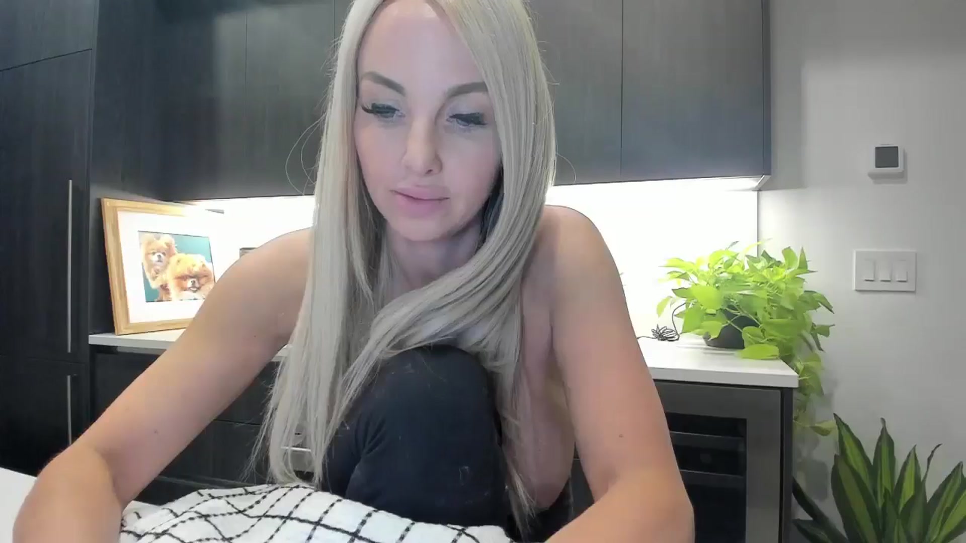 Gallery image thumbnail from Mollyboots's myfreecams stream on, 10/24/2025, 03:56 image 18 of 20