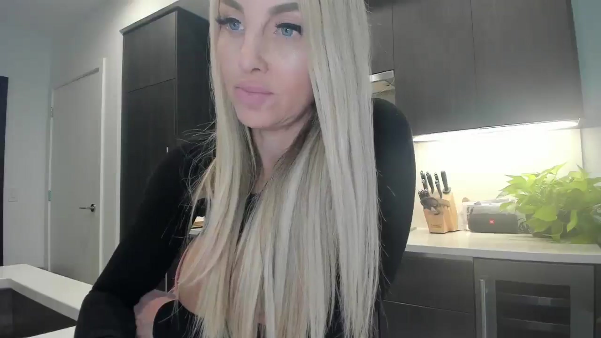 Gallery image thumbnail from Mollyboots's myfreecams stream on, 11/14/2025, 22:12 image 13 of 20