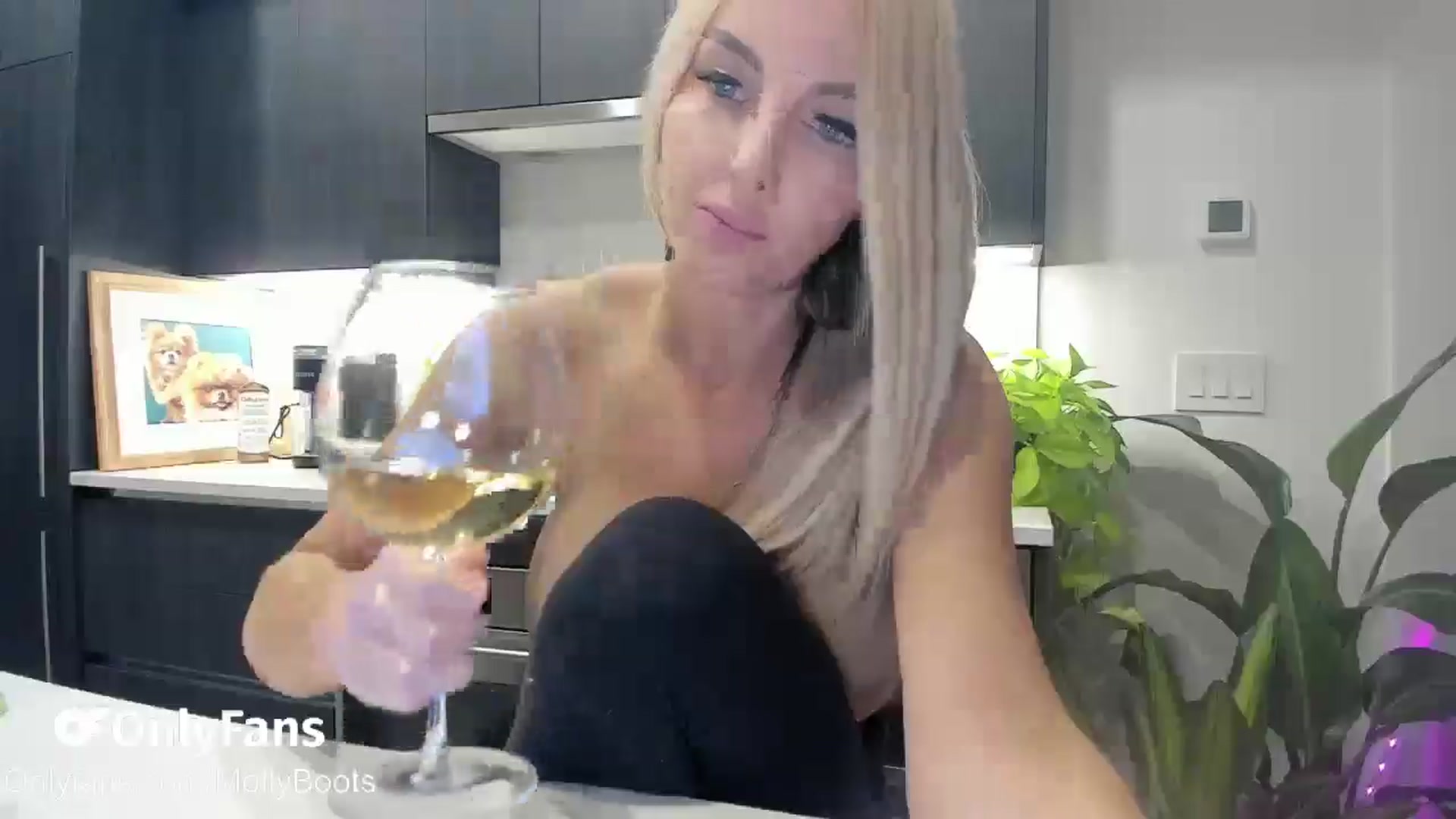 Gallery image thumbnail from Mollyboots's myfreecams stream on, 11/19/2025, 03:07 image 7 of 20