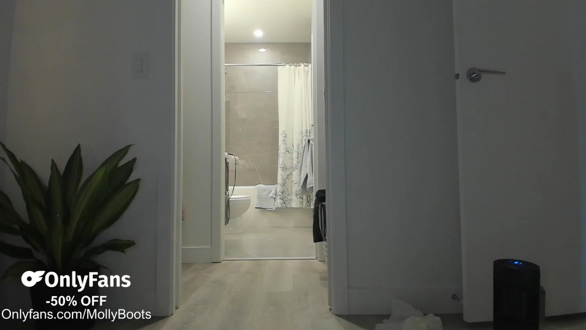 Gallery image thumbnail from Mollyboots's myfreecams stream on, 12/13/2025, 04:05 image 19 of 20