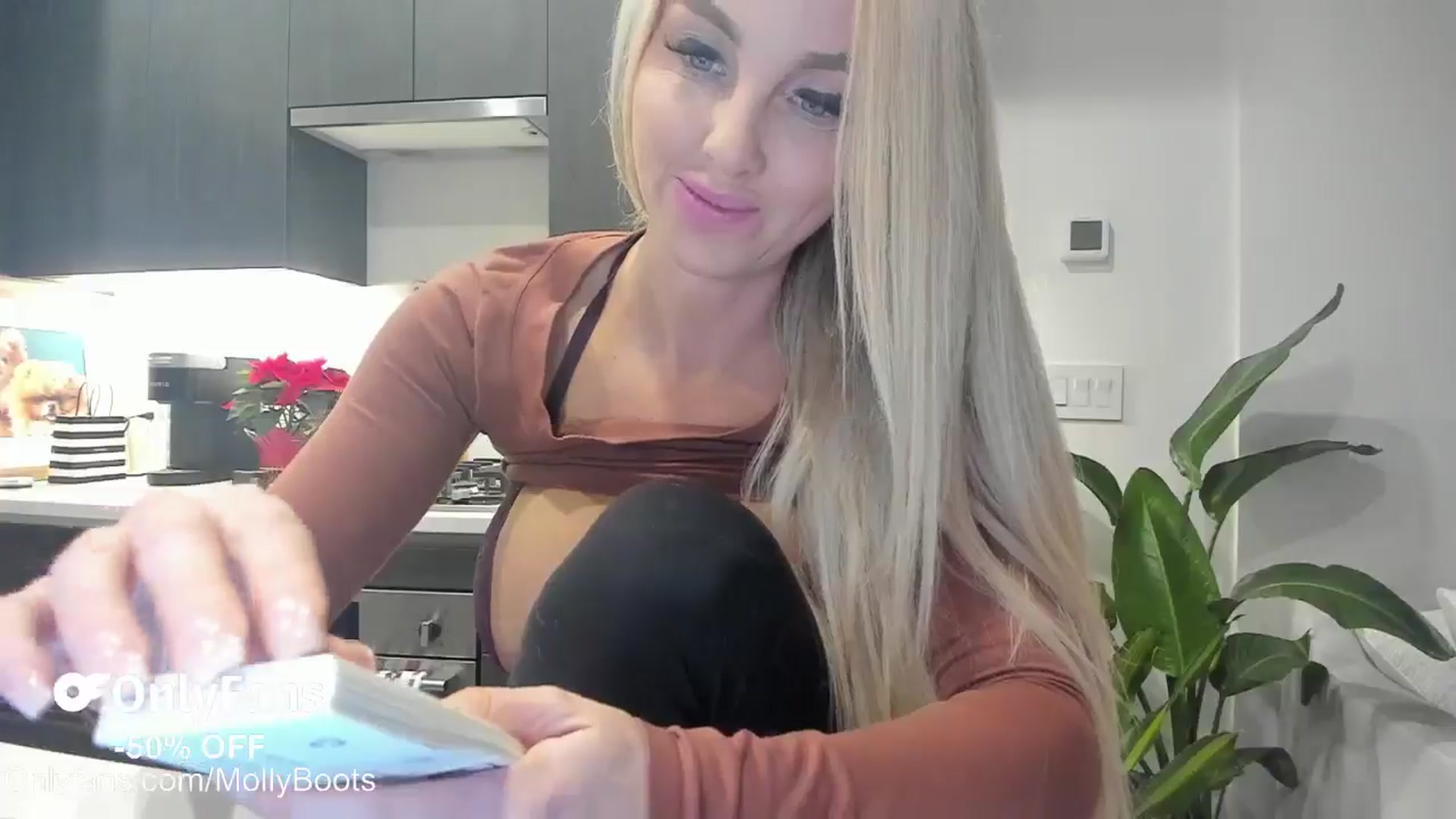 Gallery image thumbnail from Mollyboots's myfreecams stream on, 12/13/2025, 04:05 image 7 of 20