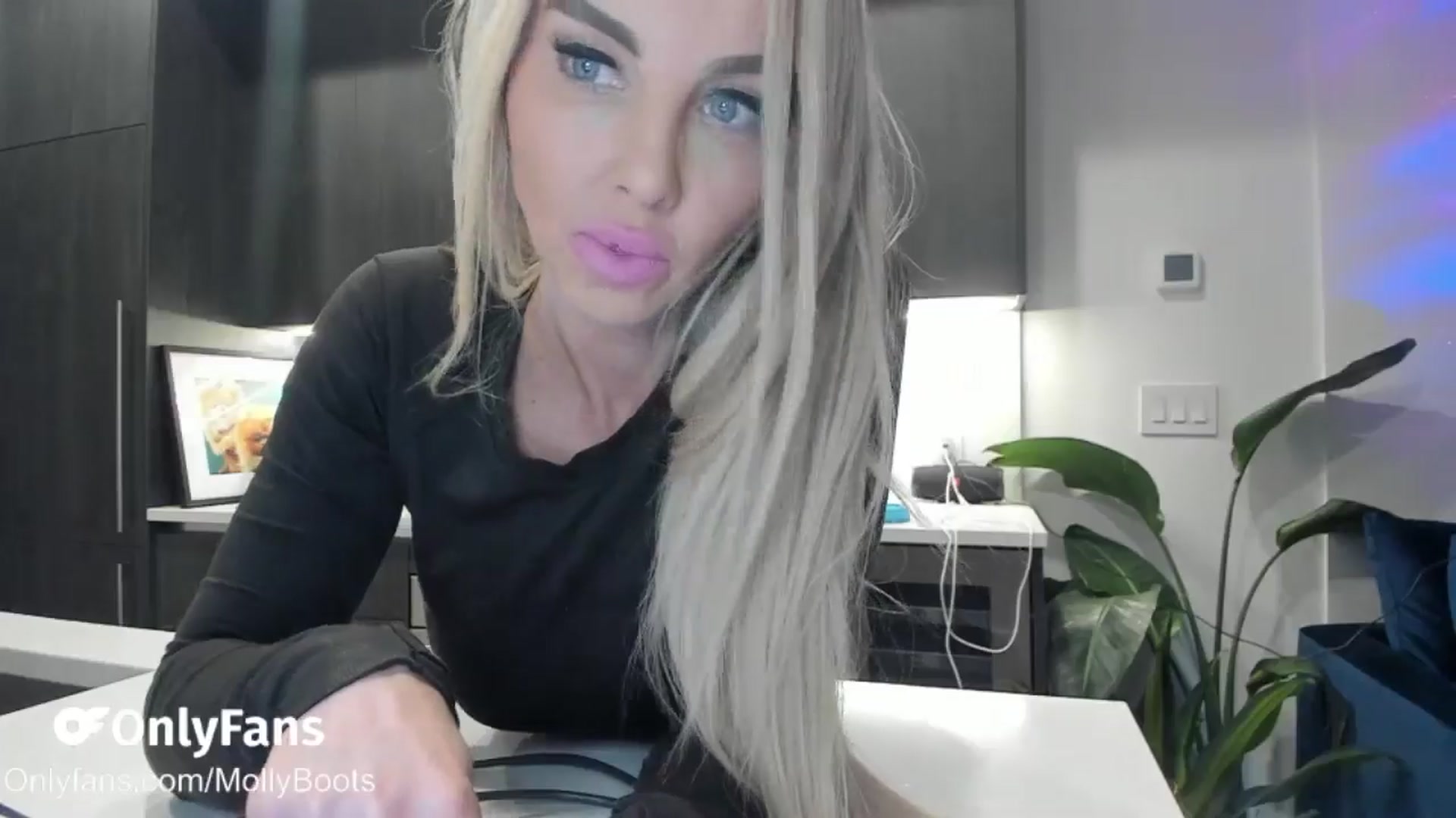 Gallery image thumbnail from Mollyboots's myfreecams stream on, 03/02/2026, 03:56 image 4 of 20