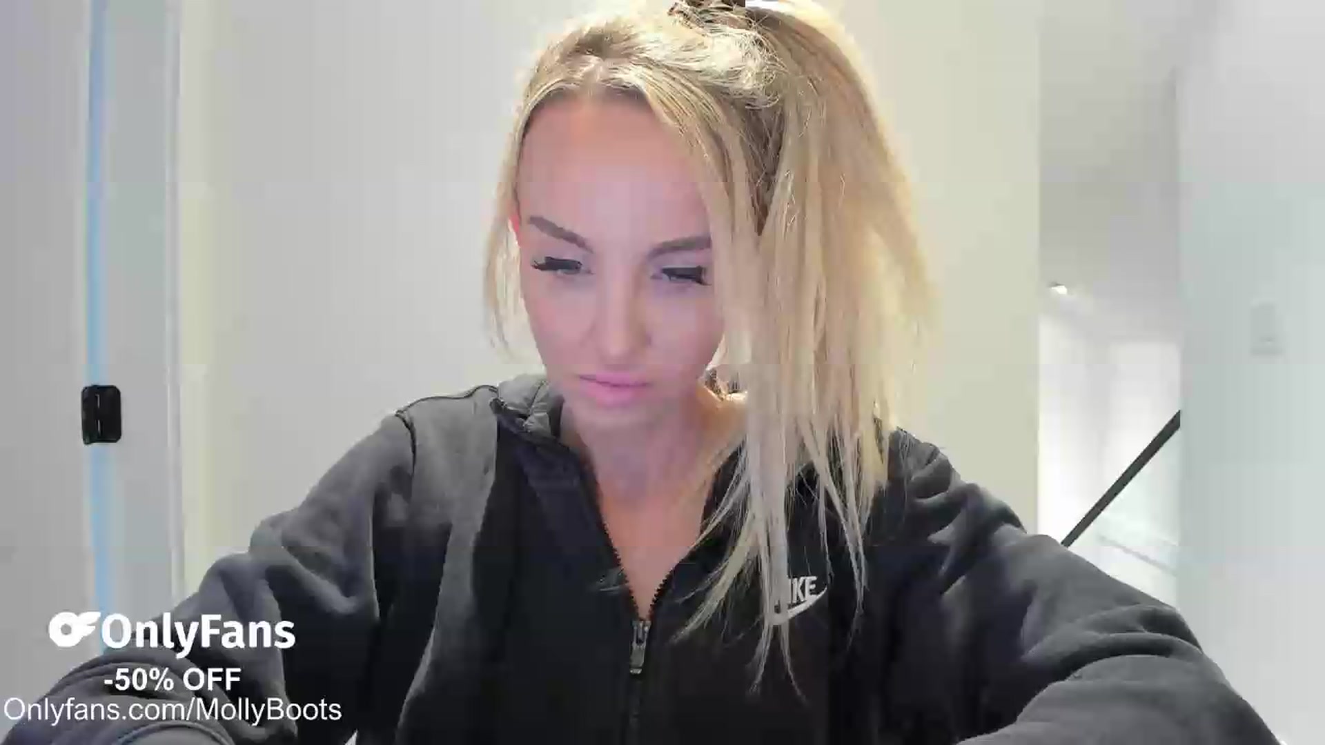 Gallery image thumbnail from Mollyboots's myfreecams stream on, 08/31/2026, 03:34 image 1 of 20