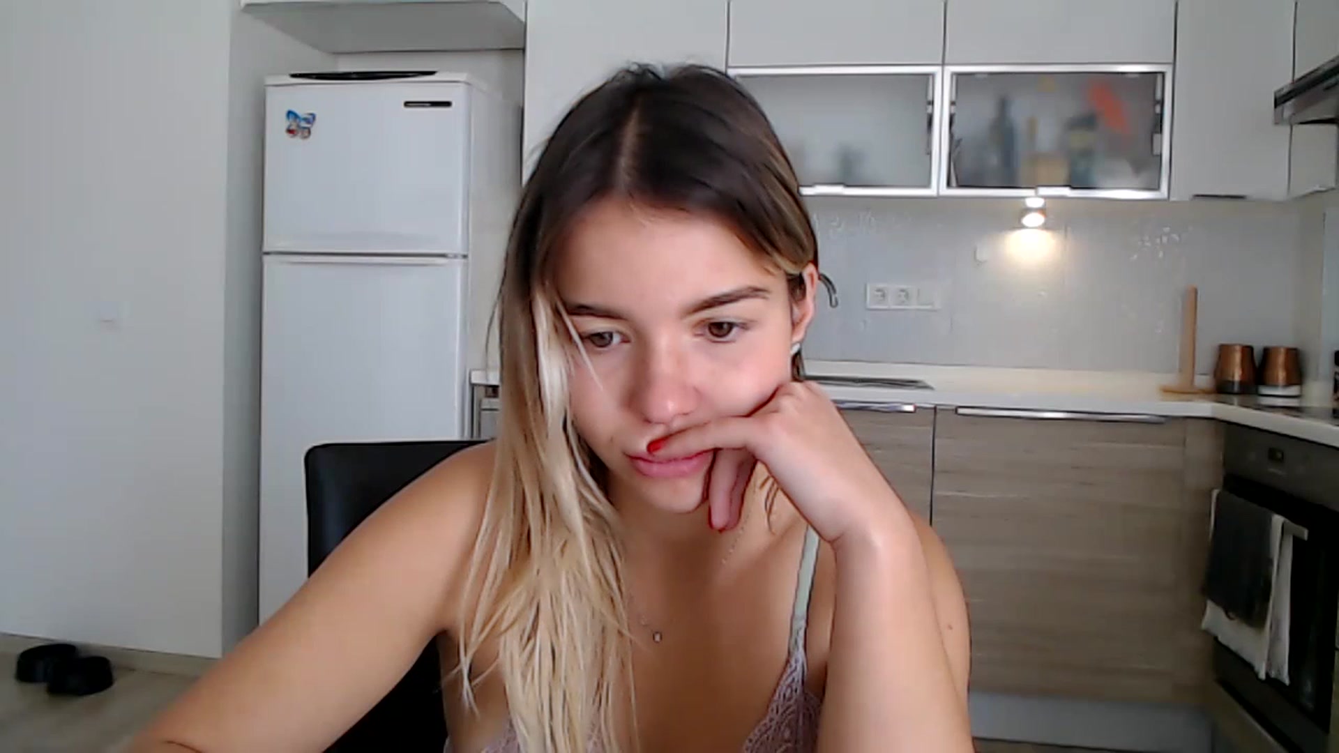 Gallery image thumbnail from Mollyluv1's myfreecams stream on, 03/20/2023, 08:30 image 4 of 20