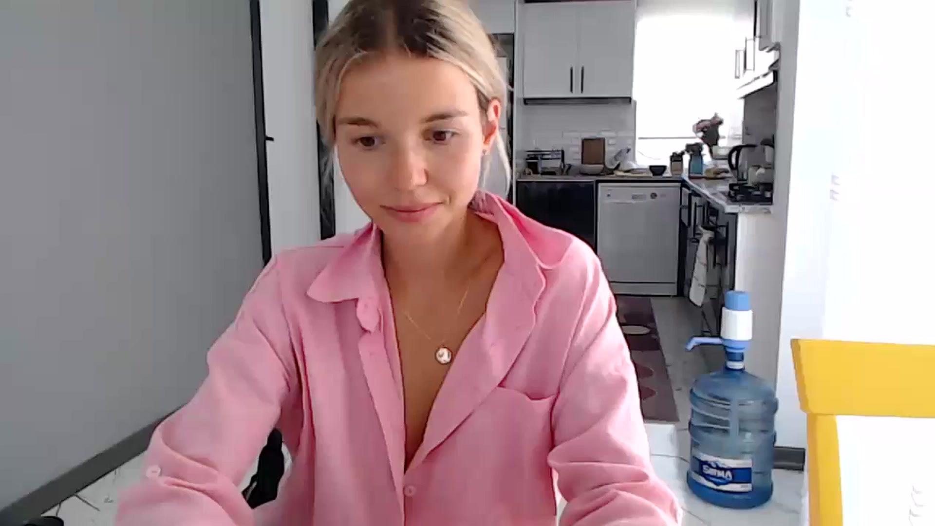 Gallery image thumbnail from Mollyluv1's myfreecams stream on, 05/23/2024, 11:33 image 11 of 20