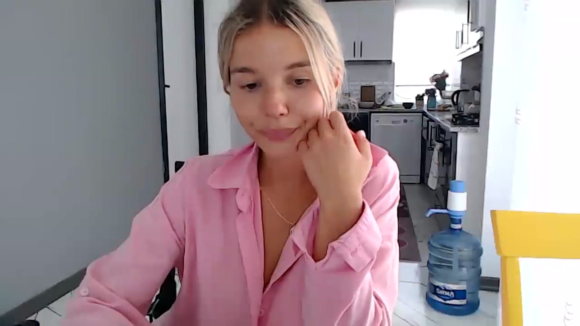 Gallery image thumbnail from Mollyluv1's myfreecams stream on, 05/23/2024, 11:33 image 8 of 20