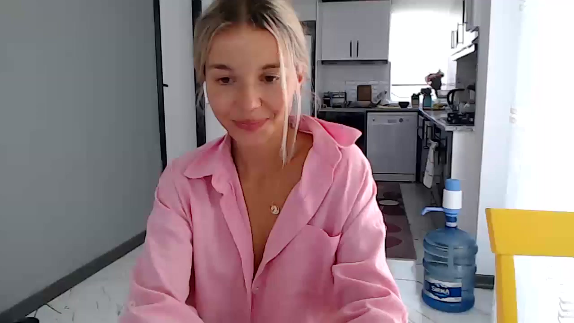 Gallery image thumbnail from Mollyluv1's myfreecams stream on, 05/23/2024, 11:33 image 3 of 20