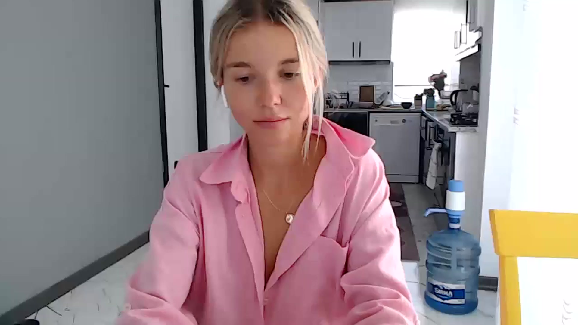 Gallery image thumbnail from Mollyluv1's myfreecams stream on, 05/23/2024, 11:33 image 5 of 20