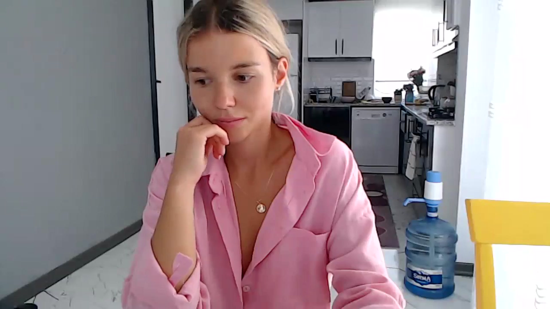 Gallery image thumbnail from Mollyluv1's myfreecams stream on, 05/23/2024, 11:33 image 10 of 20
